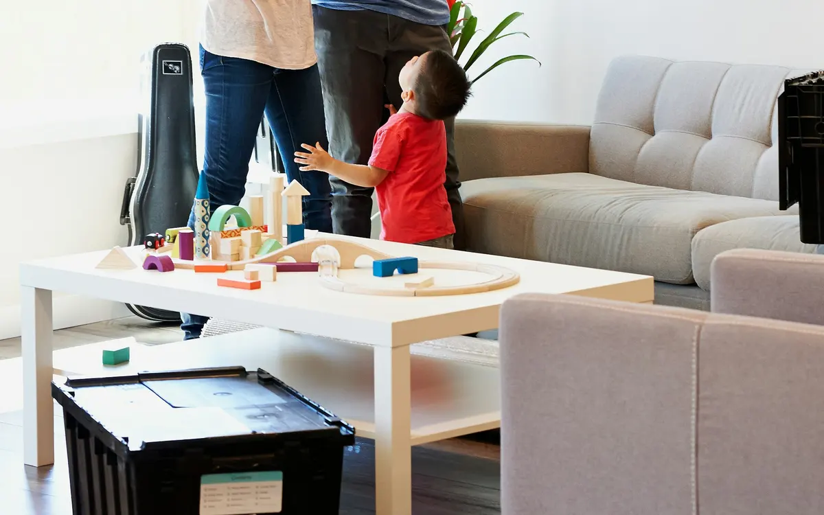 Família a organizar uma mesa em conjunto