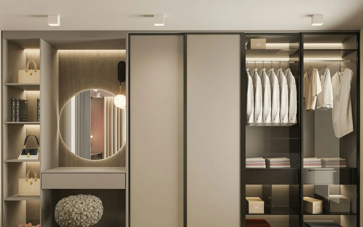 Closet com espelho redondo, prateleiras e camisas penduradas num quarto de vestir