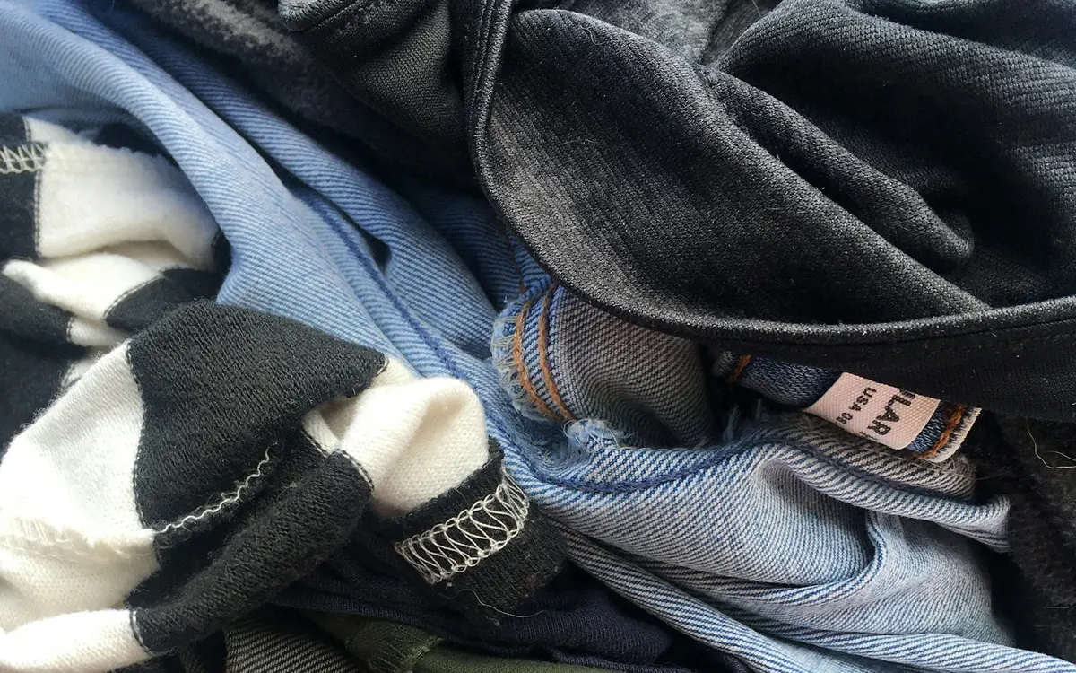 Pilha de roupa separada para destralhar
