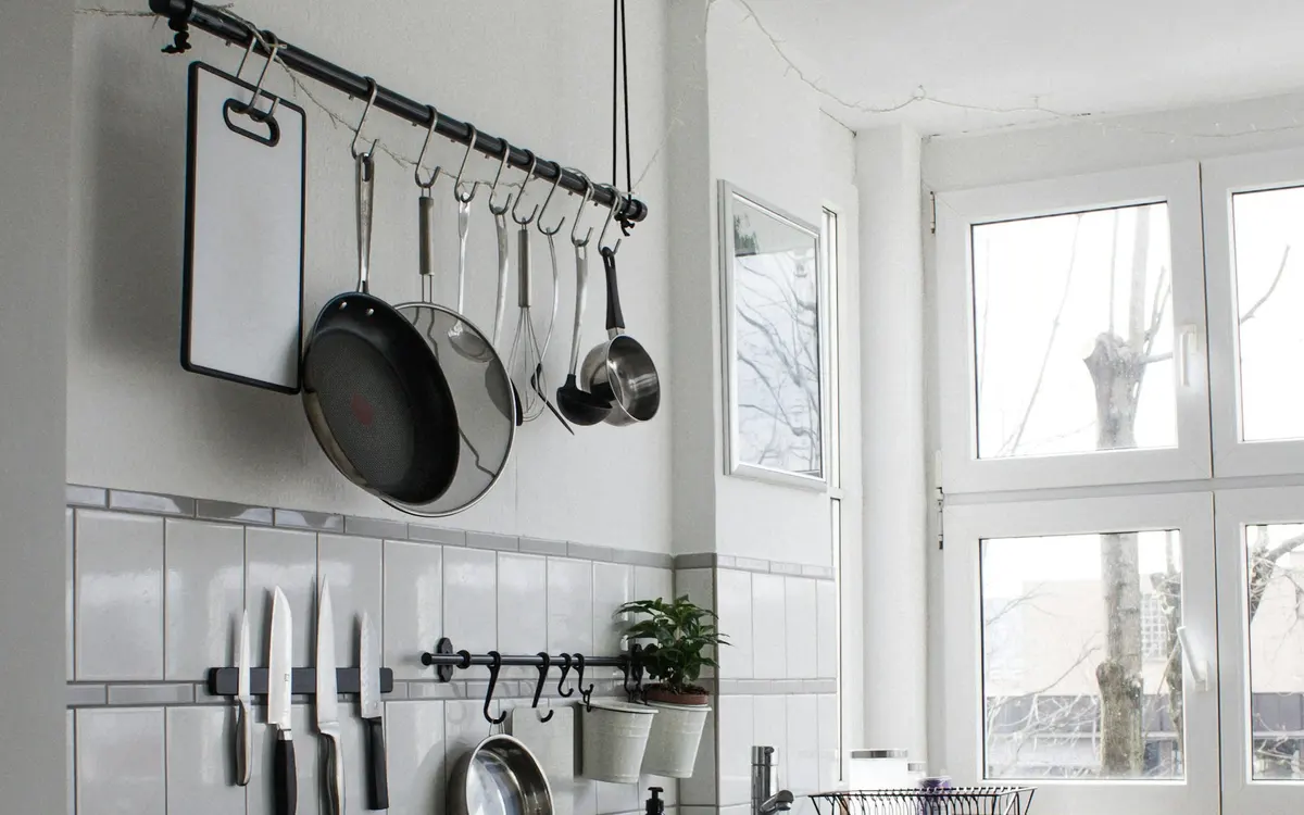 Cozinha luminosa com utensílios suspensos
