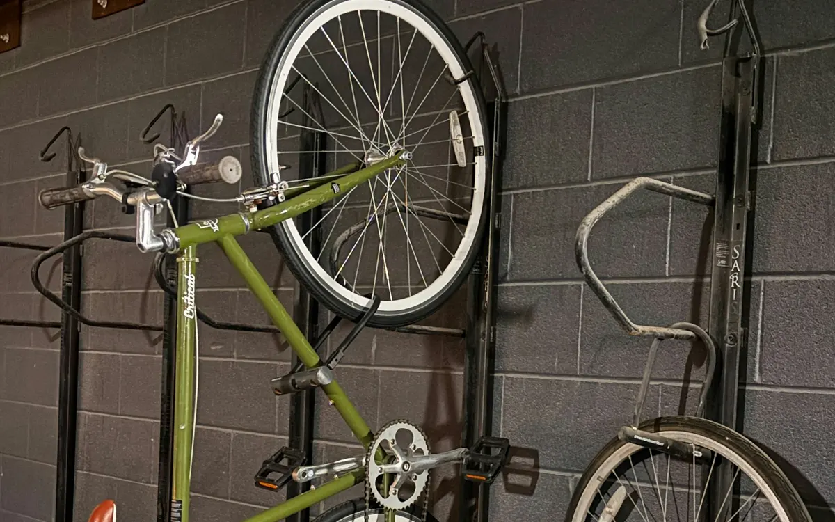 Bicicletas guardadas na parede de uma garagem