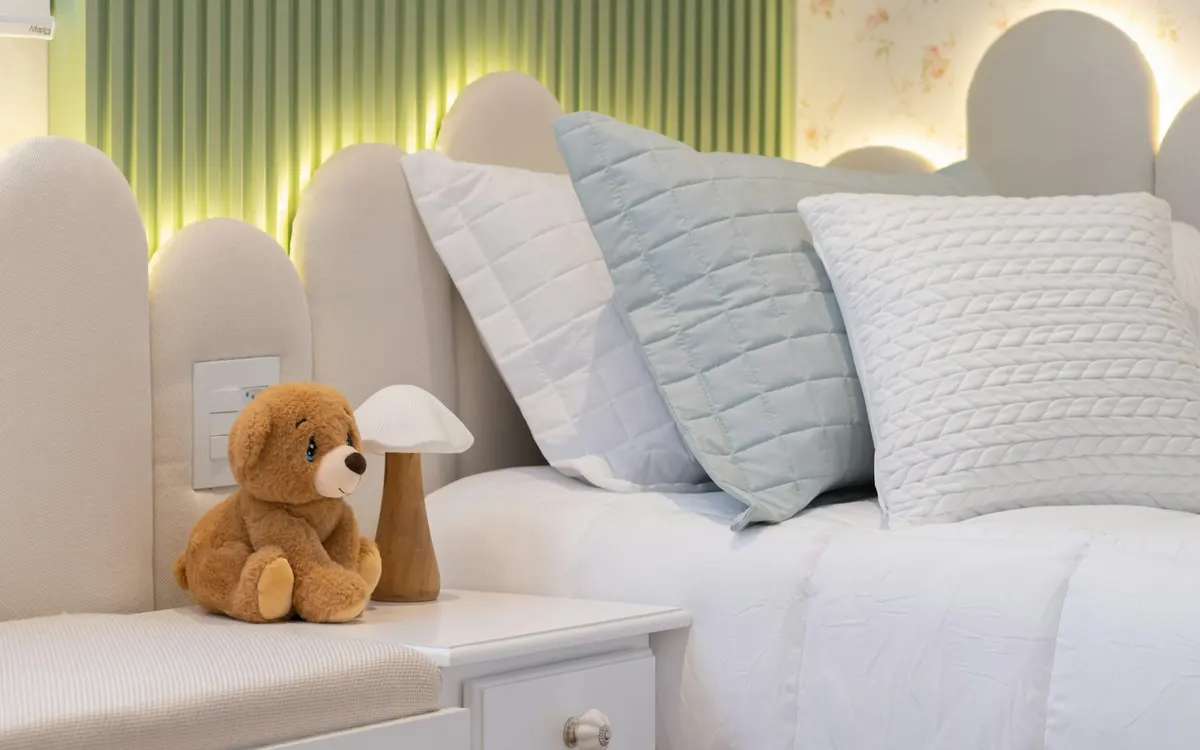 Quarto infantil sereno com cama e brinquedos