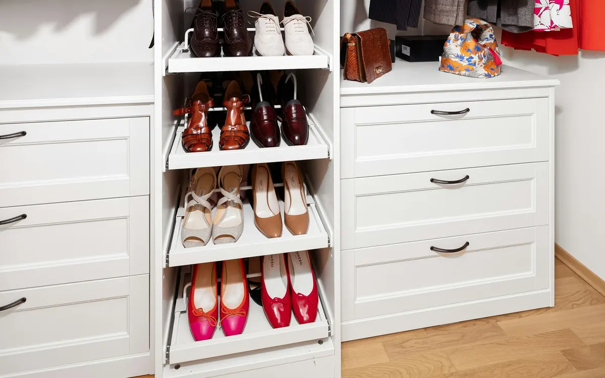 Roupeiro aberto com roupa e sapatos organizados