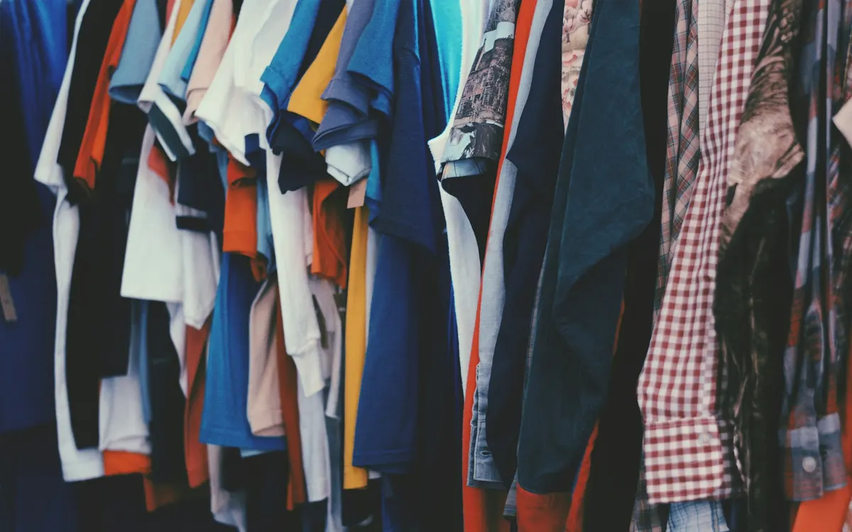 Roupa pendurada em cabides