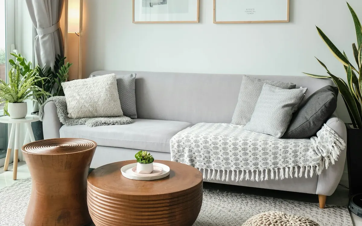 Sala minimalista luminosa em tons neutros