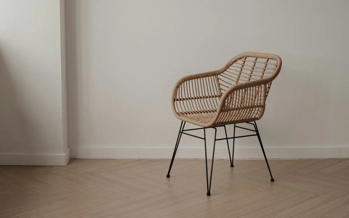 Cadeira de rotim numa sala minimalista