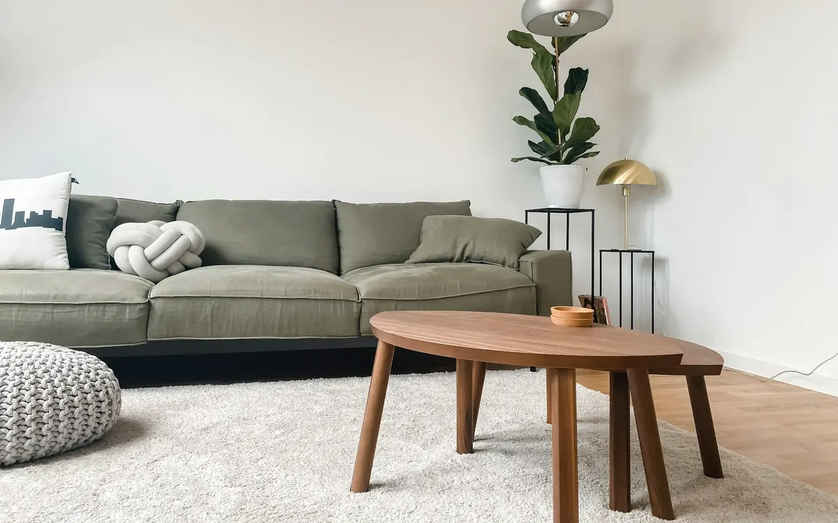 Sala pequena com móveis proporcionais e prateleiras