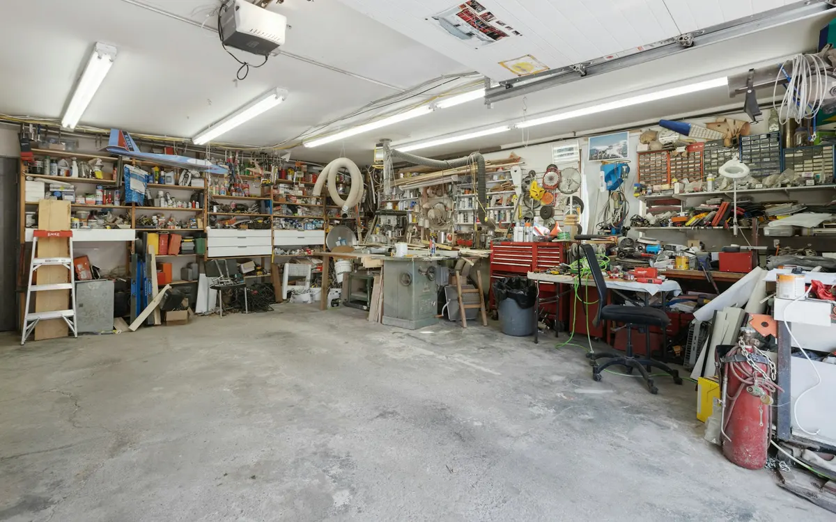 Garagem com ferramentas organizadas