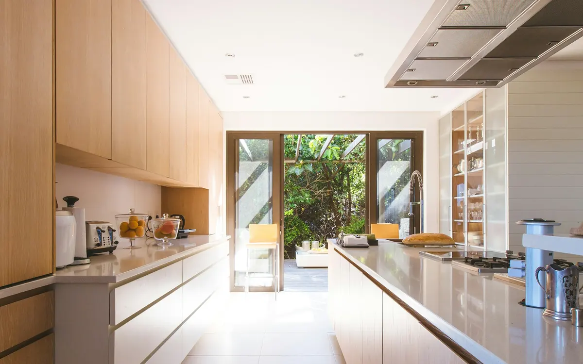 Cozinha minimalista com bancadas livres