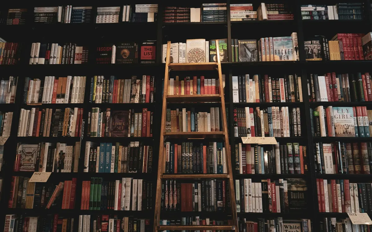 Estante alta preenchida com livros